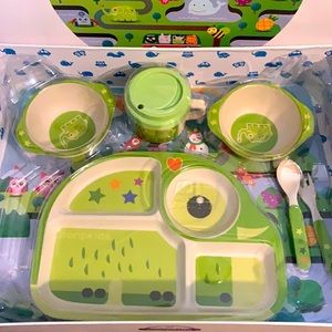 Kids dinnerware set. Green elephant design